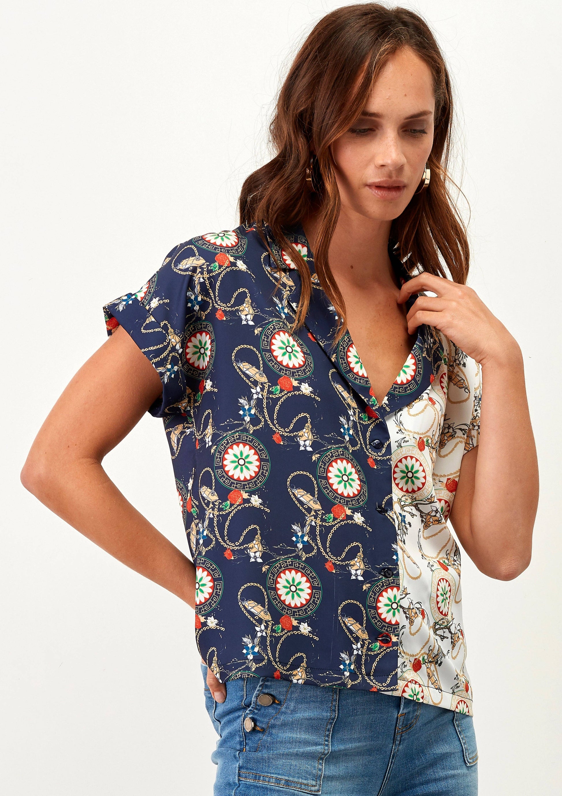Blusa stampata bicolor con scollo a V