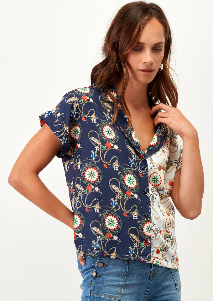 Blusa stampata bicolor con scollo a V