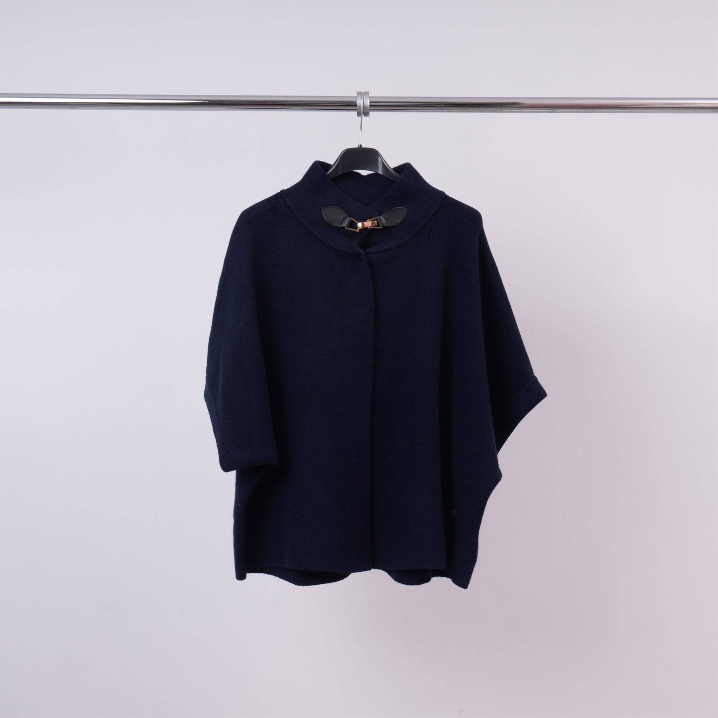 Cardigan smanicato con collo alto e fibbia decorativa