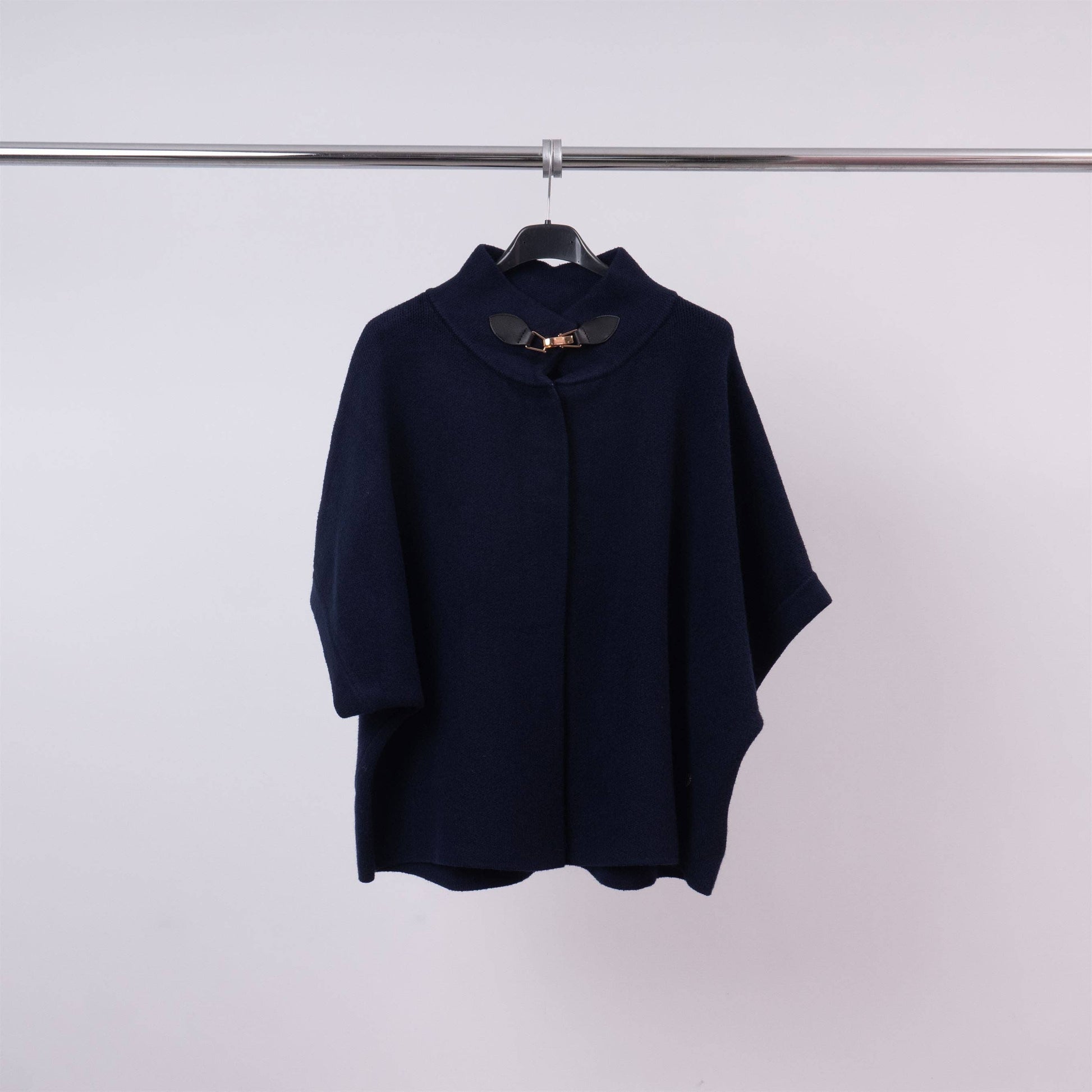 Cardigan smanicato con collo alto e fibbia decorativa