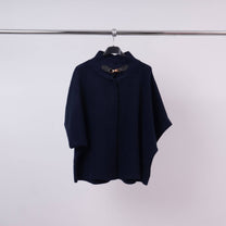 Cardigan smanicato con collo alto e fibbia decorativa