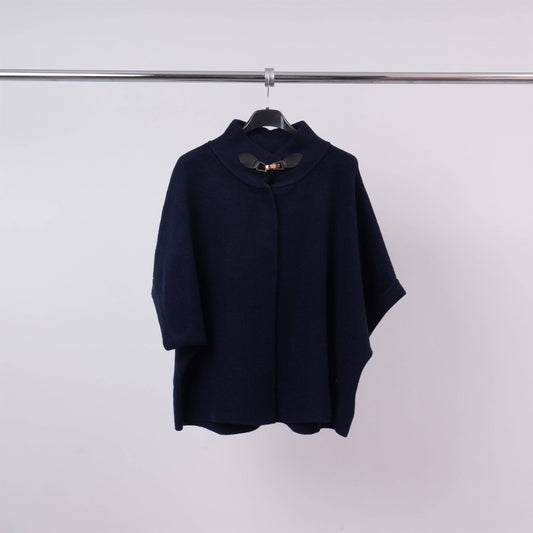 Cardigan smanicato con collo alto e fibbia decorativa