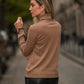 Maglione dolcevita con profili a contrasto