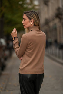 Maglione dolcevita con profili a contrasto