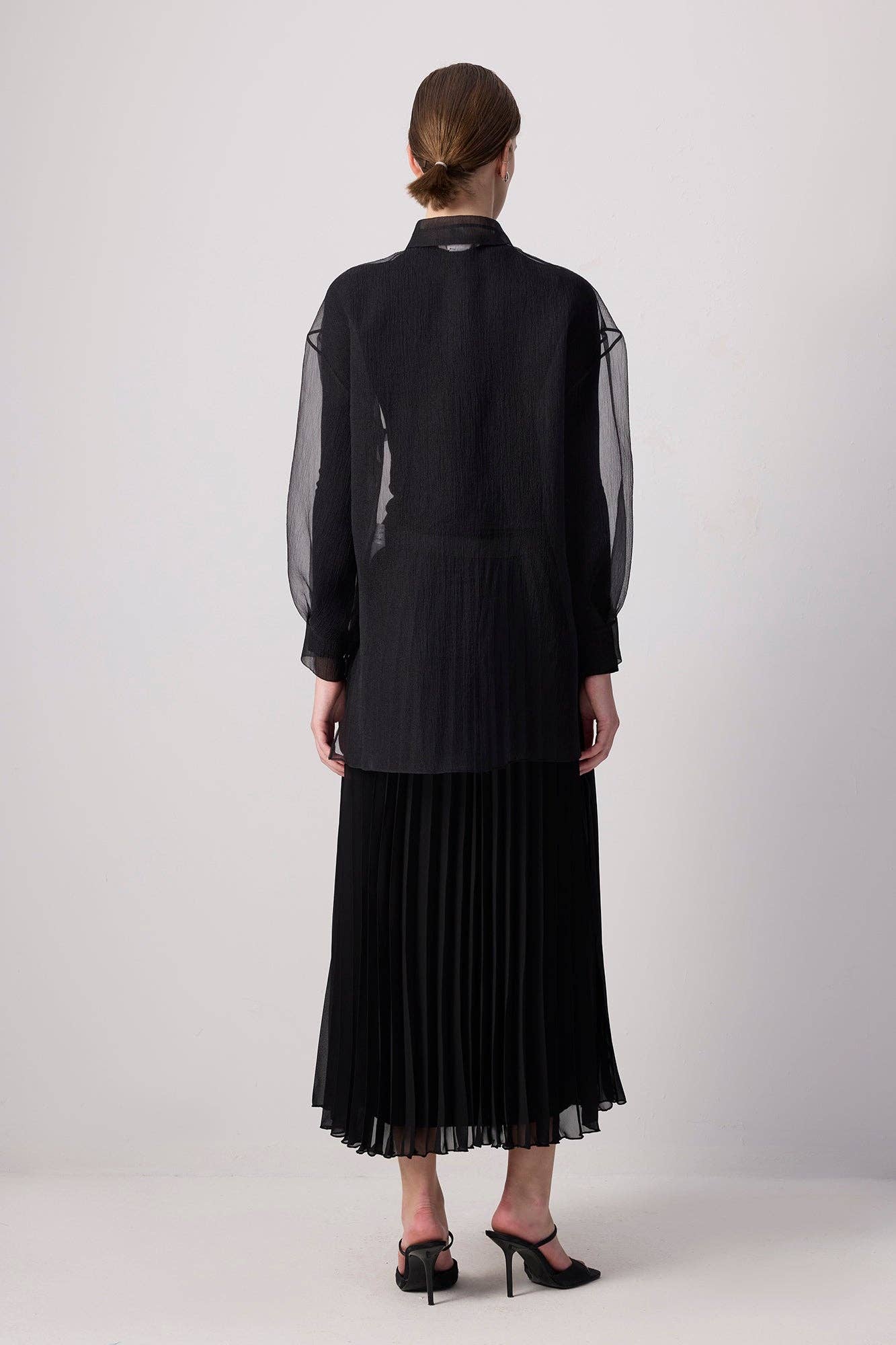 Camicia in organza nera con maniche trasparenti