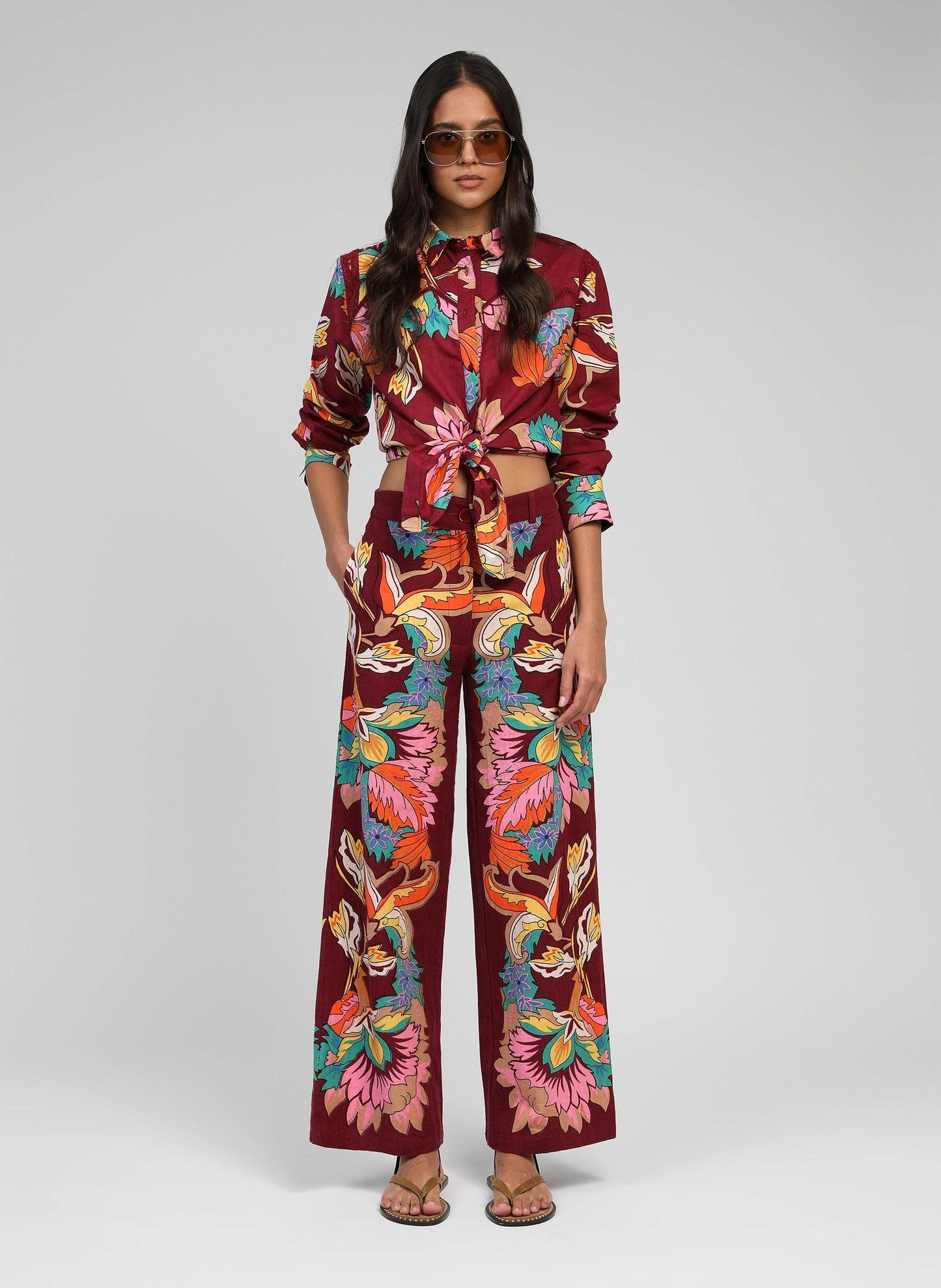Camicia crop a fantasia floreale con nodo frontale