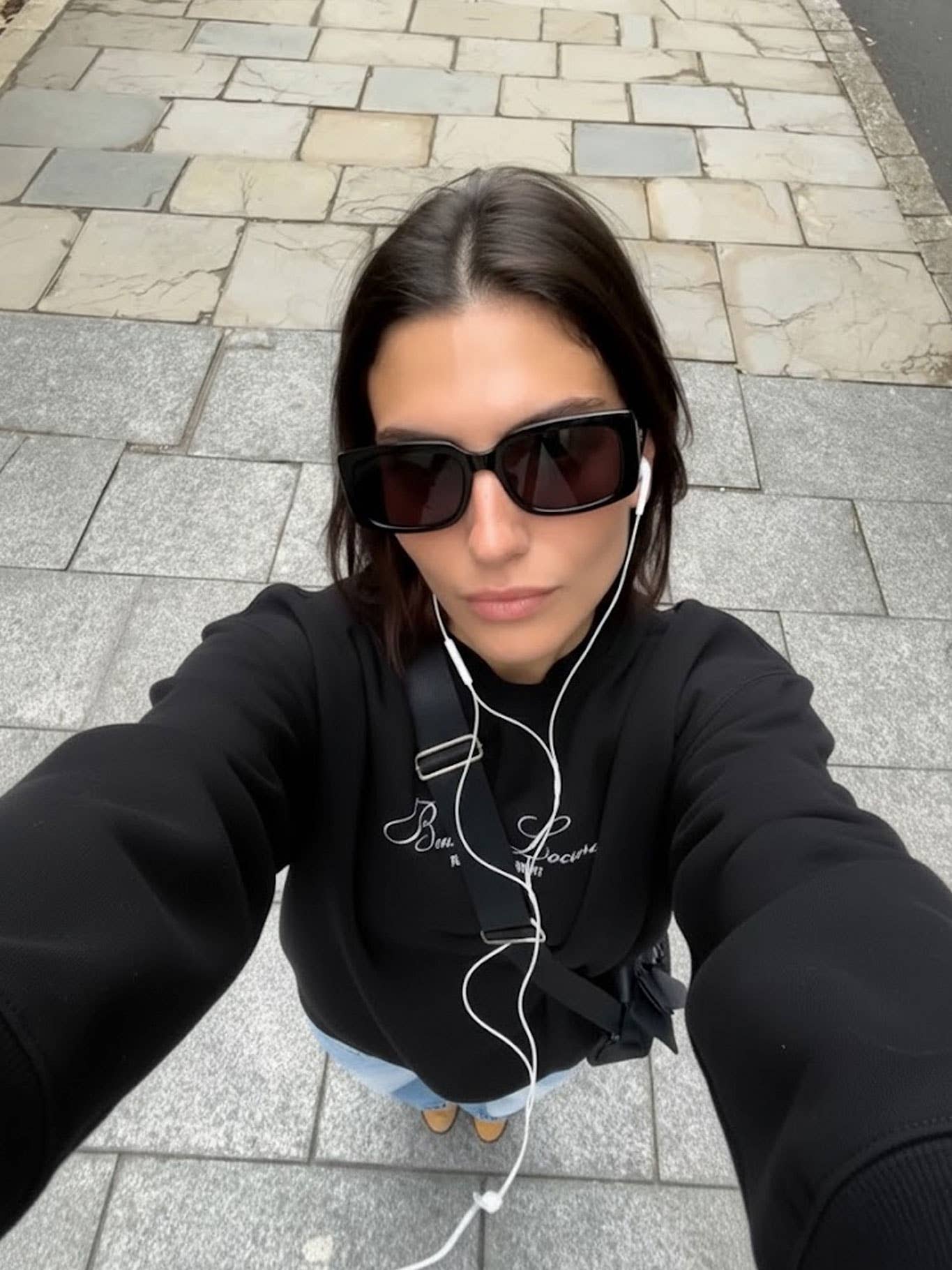 Felpa oversize unisex nera con ricamo Bendita Locura