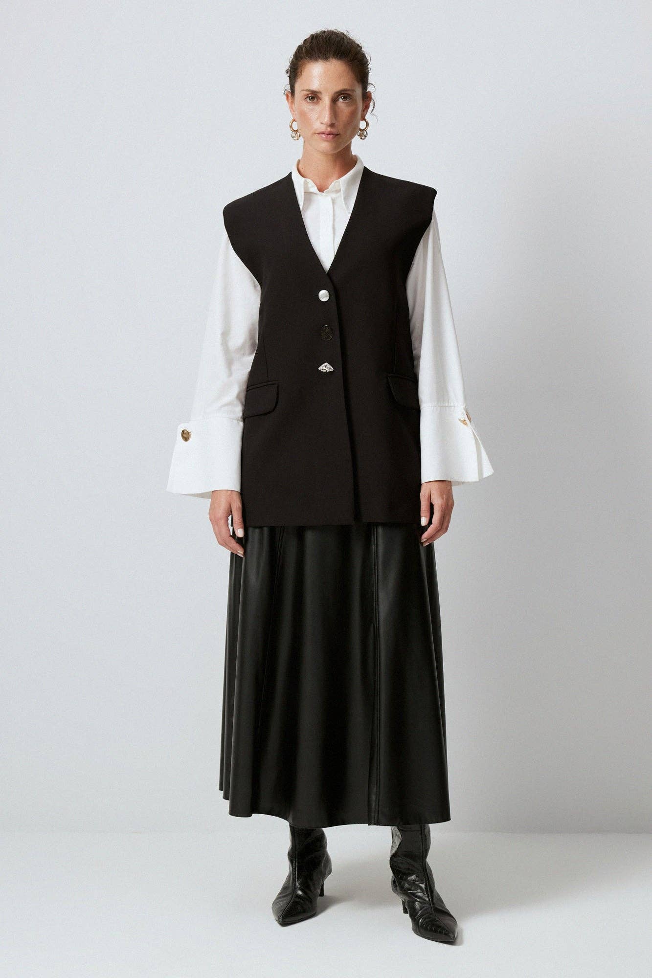 Gilet in crêpe nero con bottoni