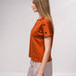 T-shirt in cotone con bottoni decorativi sulle maniche