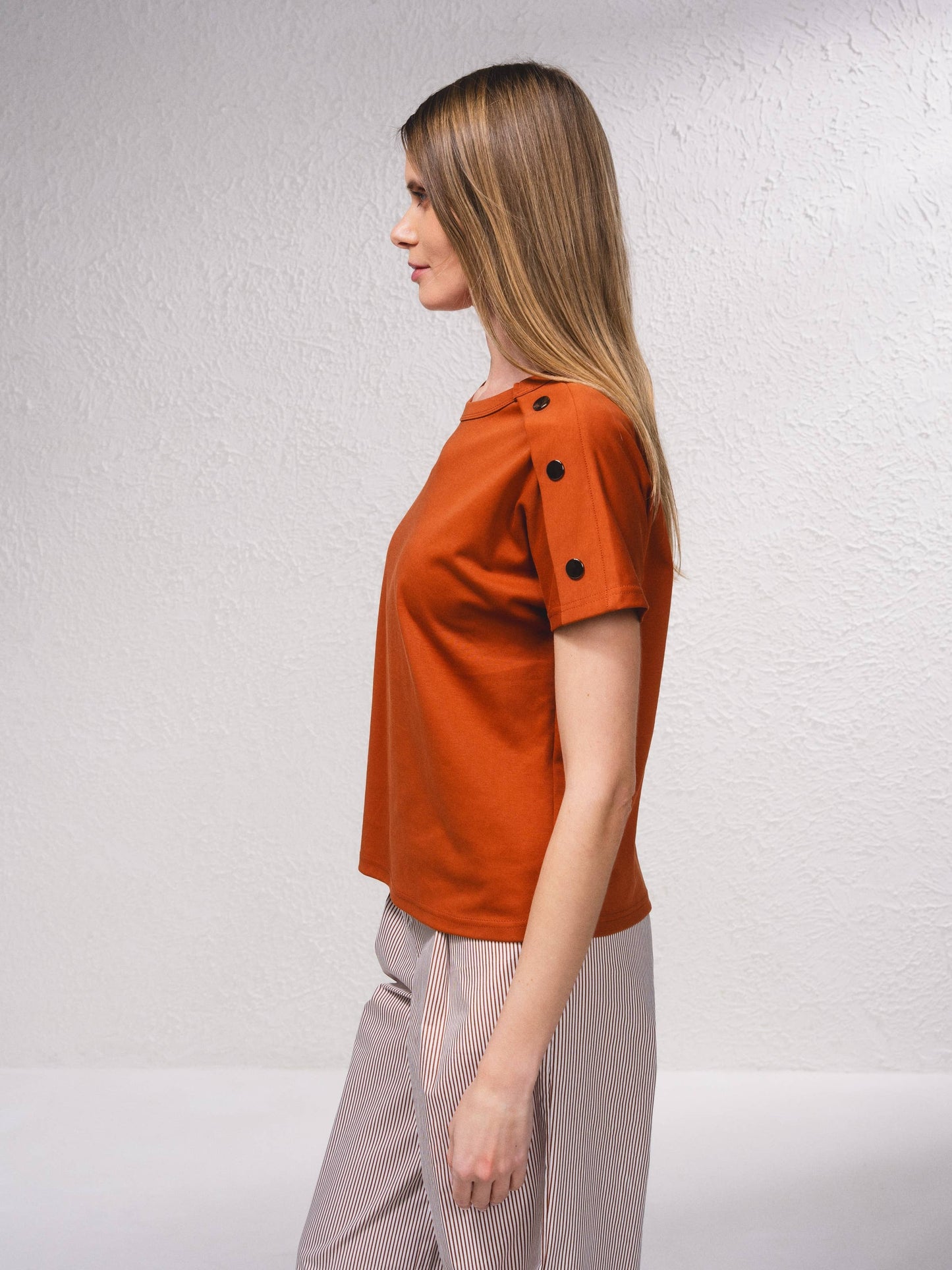 T-shirt in cotone con bottoni decorativi sulle maniche