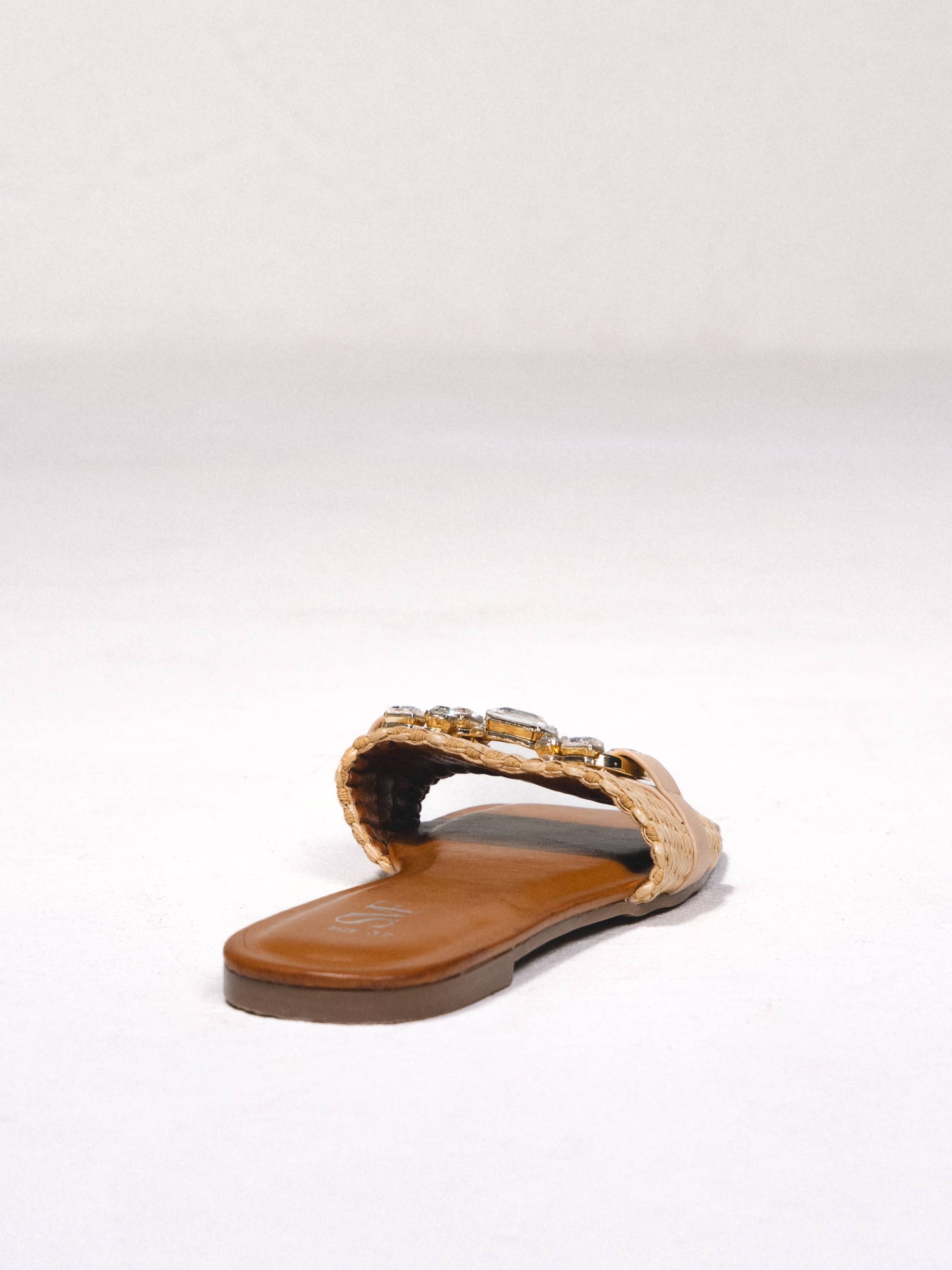 Sandali bassi in rafia con pietre brillanti