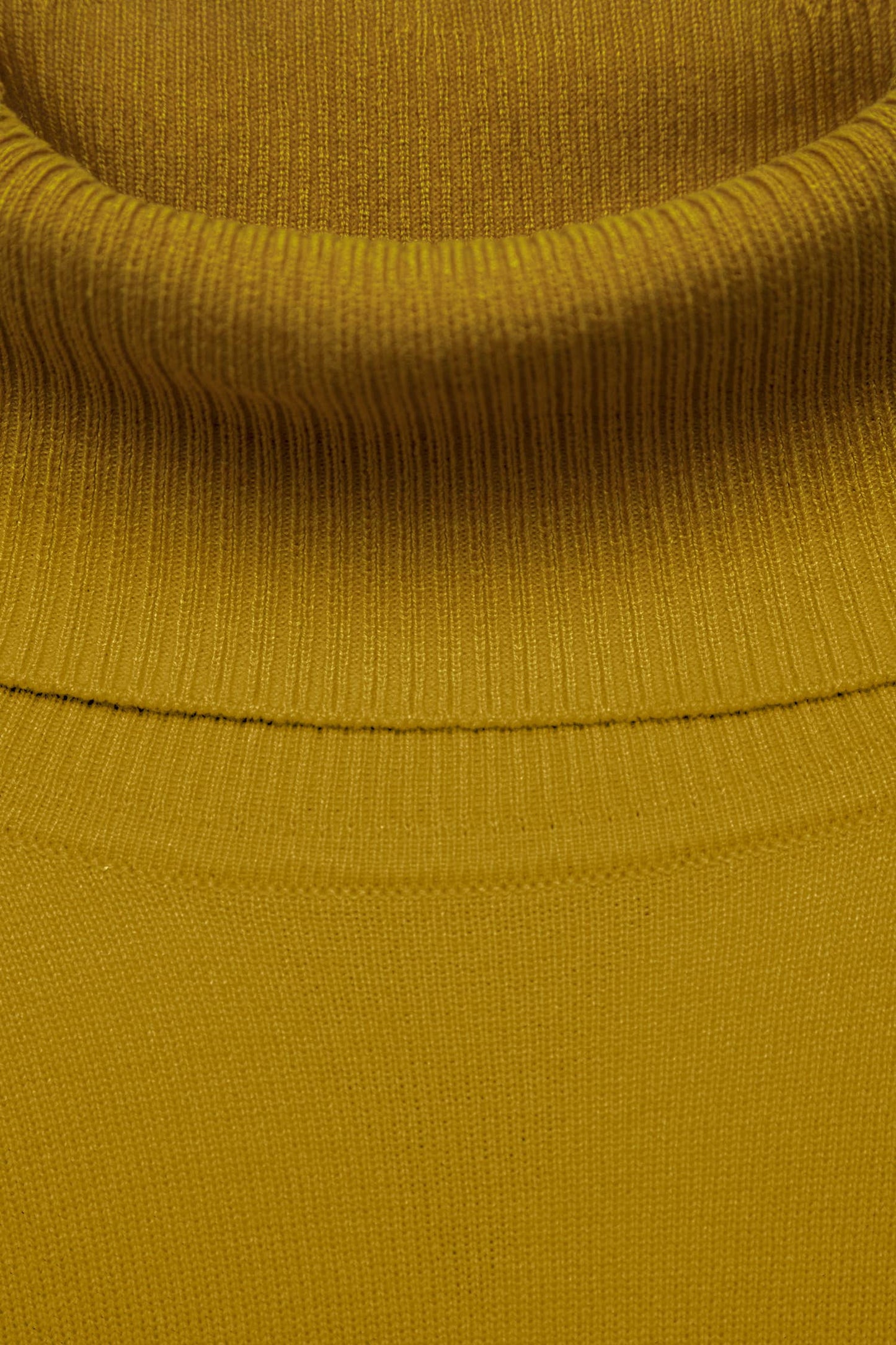 Maglione a collo alto in maglia rasata