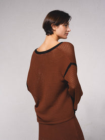 Maglione in maglia traforata con dettagli a contrasto e scollo a V