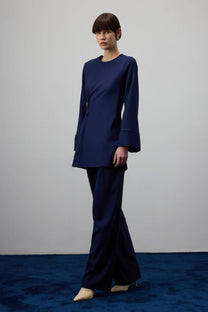 Camicetta drappeggiata blu navy con accessorio in metallo