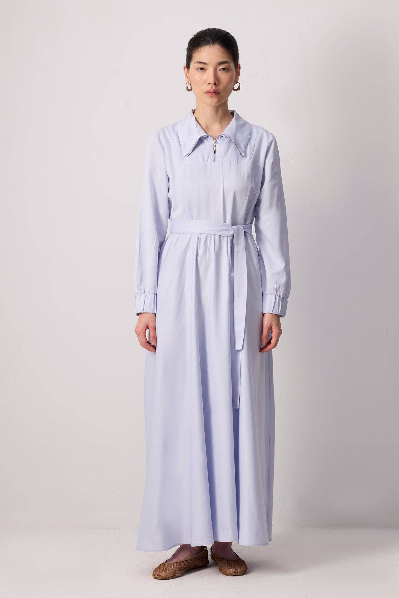 Abito camicia maxi azzurro con cintura e colletto con zip