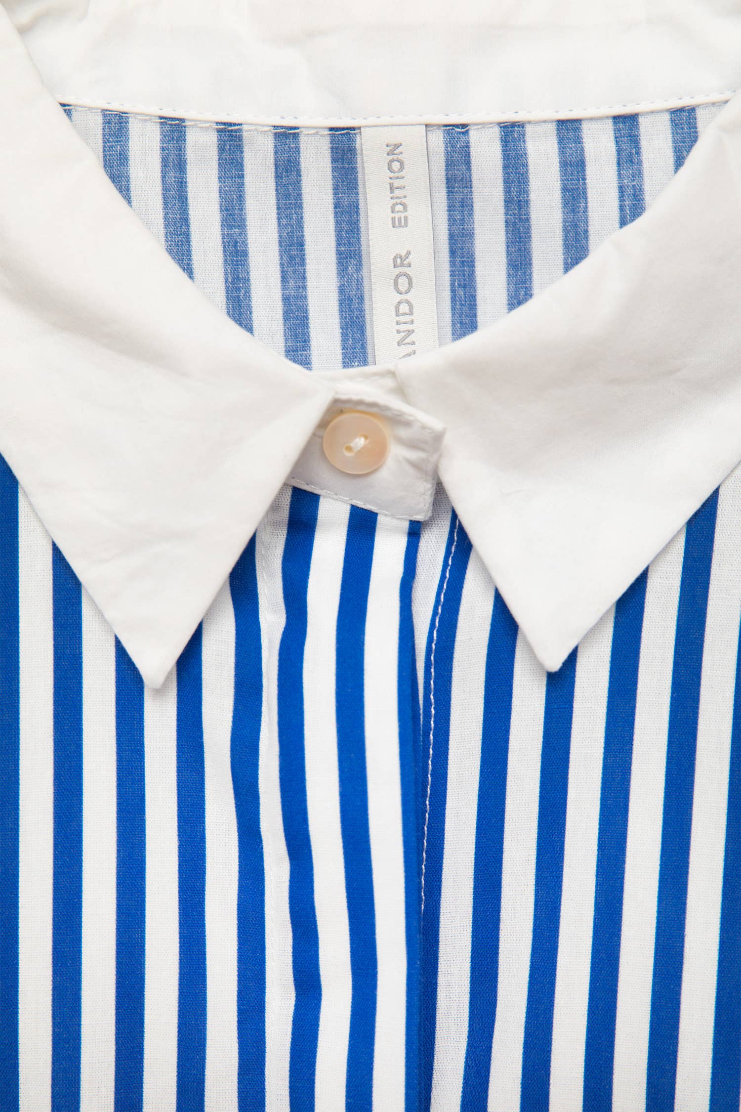 Camicia a righe blu con colletto e polsini a contrasto