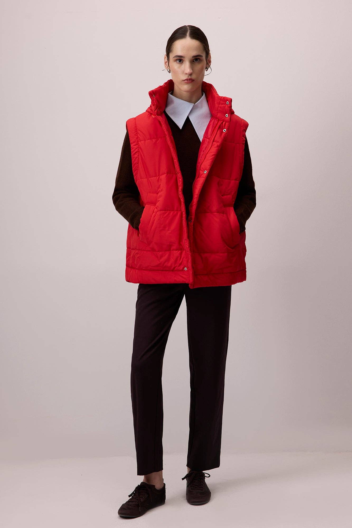 Gilet imbottito con cappuccio rosso