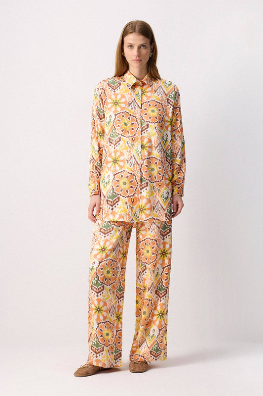Completo boho con camicia stampata e pantaloni palazzo