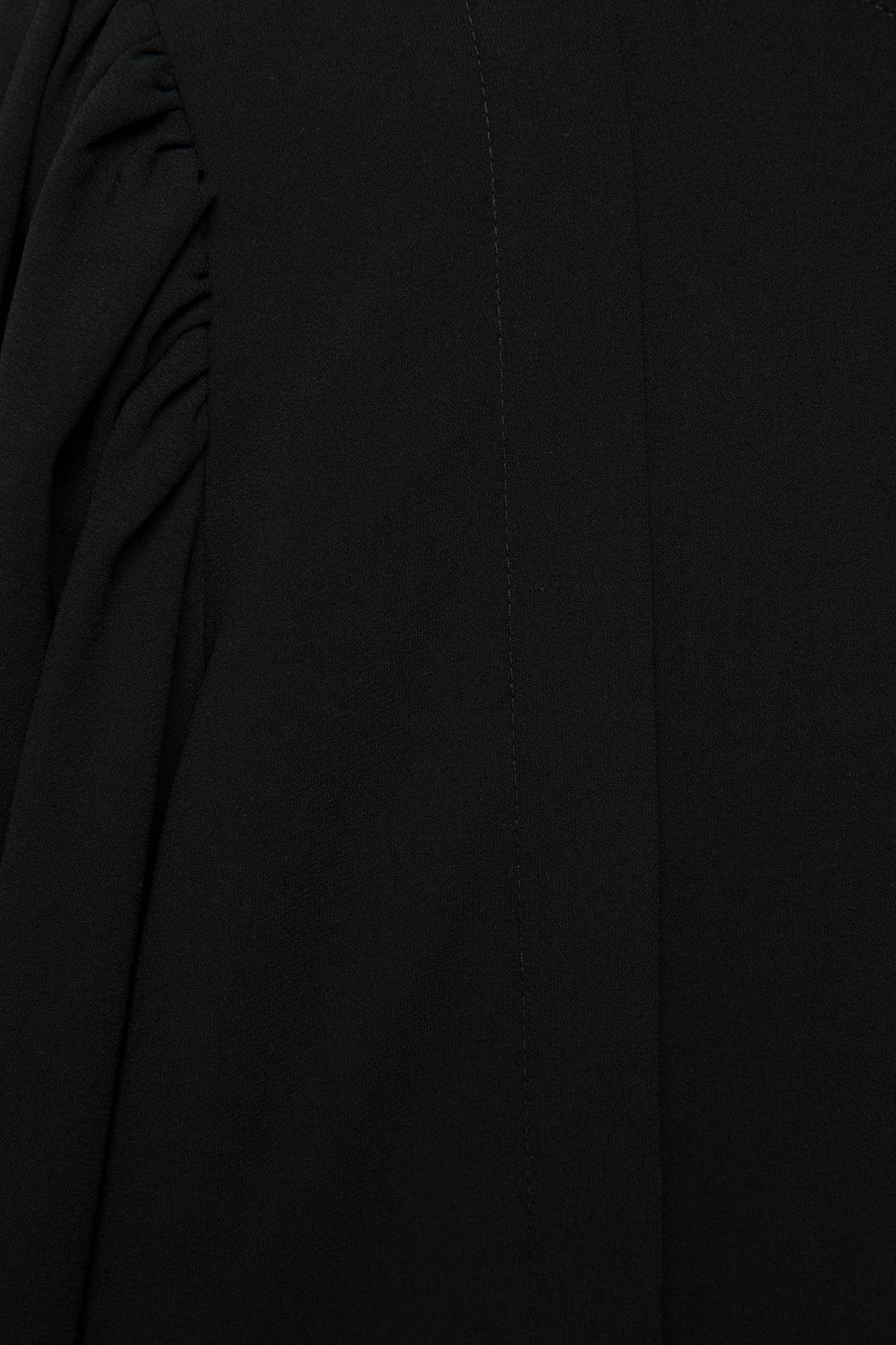 Blusa nera con pieghe e maniche a palloncino