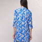 Blusa lunga in satin stampato blu