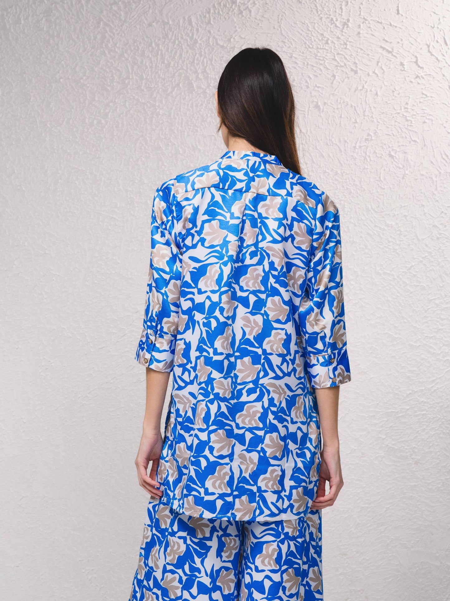 Blusa lunga in satin stampato blu