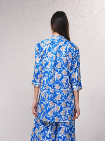 Blusa lunga in satin stampato blu
