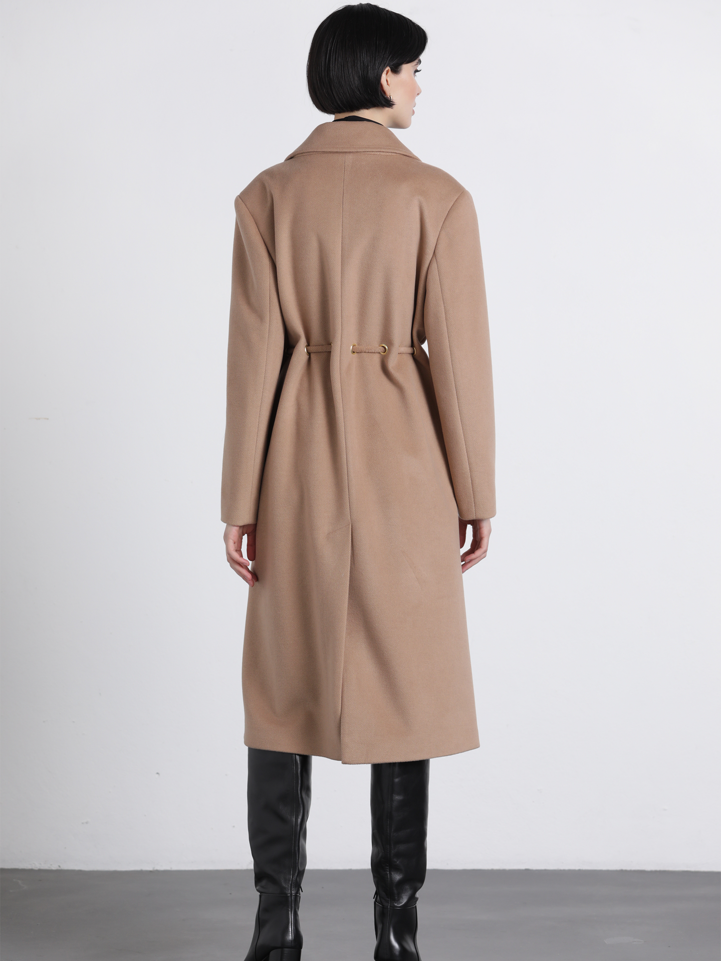 Cappotto lungo con cintura e occhielli