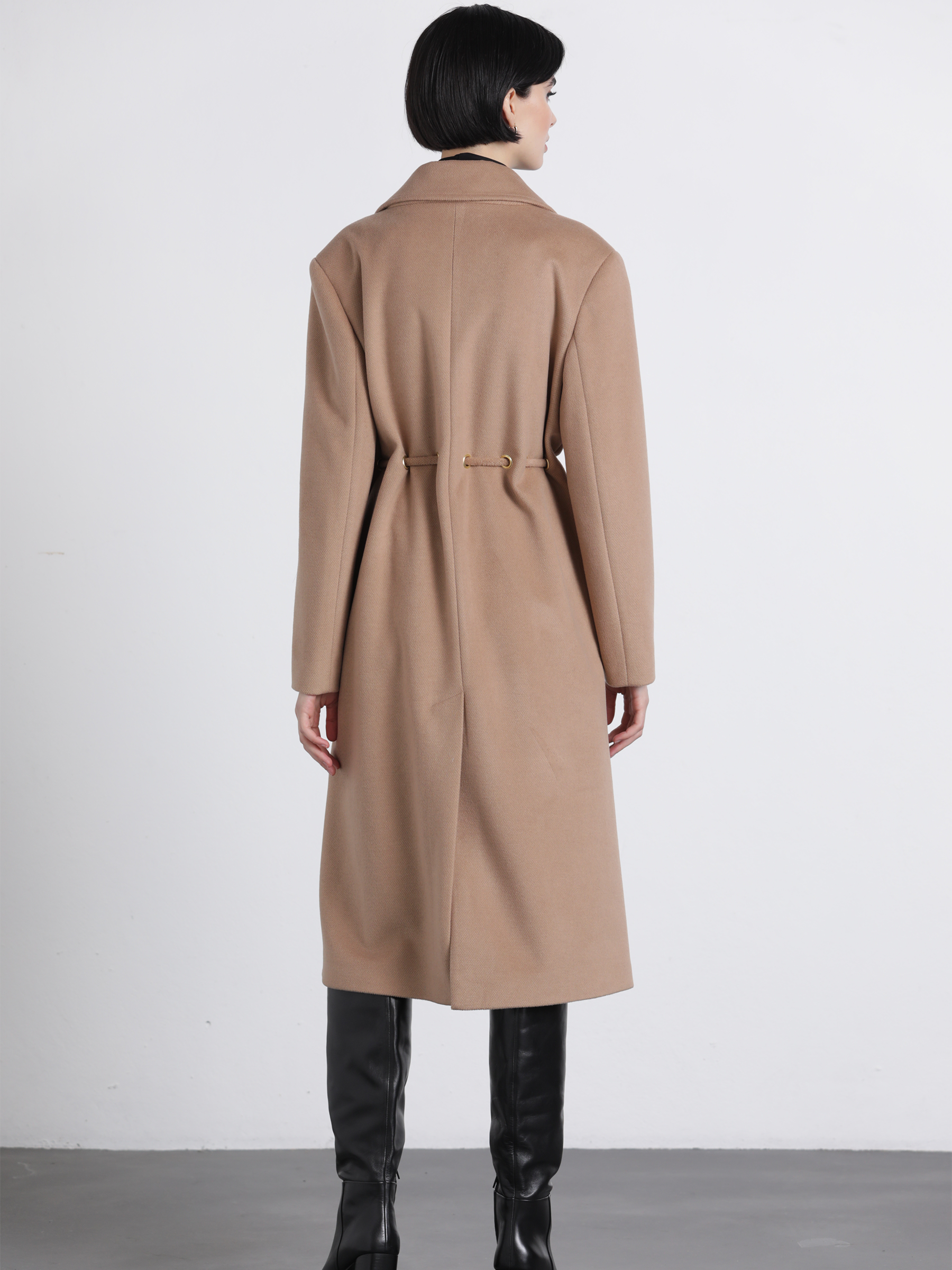 Cappotto lungo con cintura e occhielli