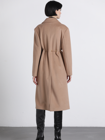 Cappotto lungo con cintura e occhielli