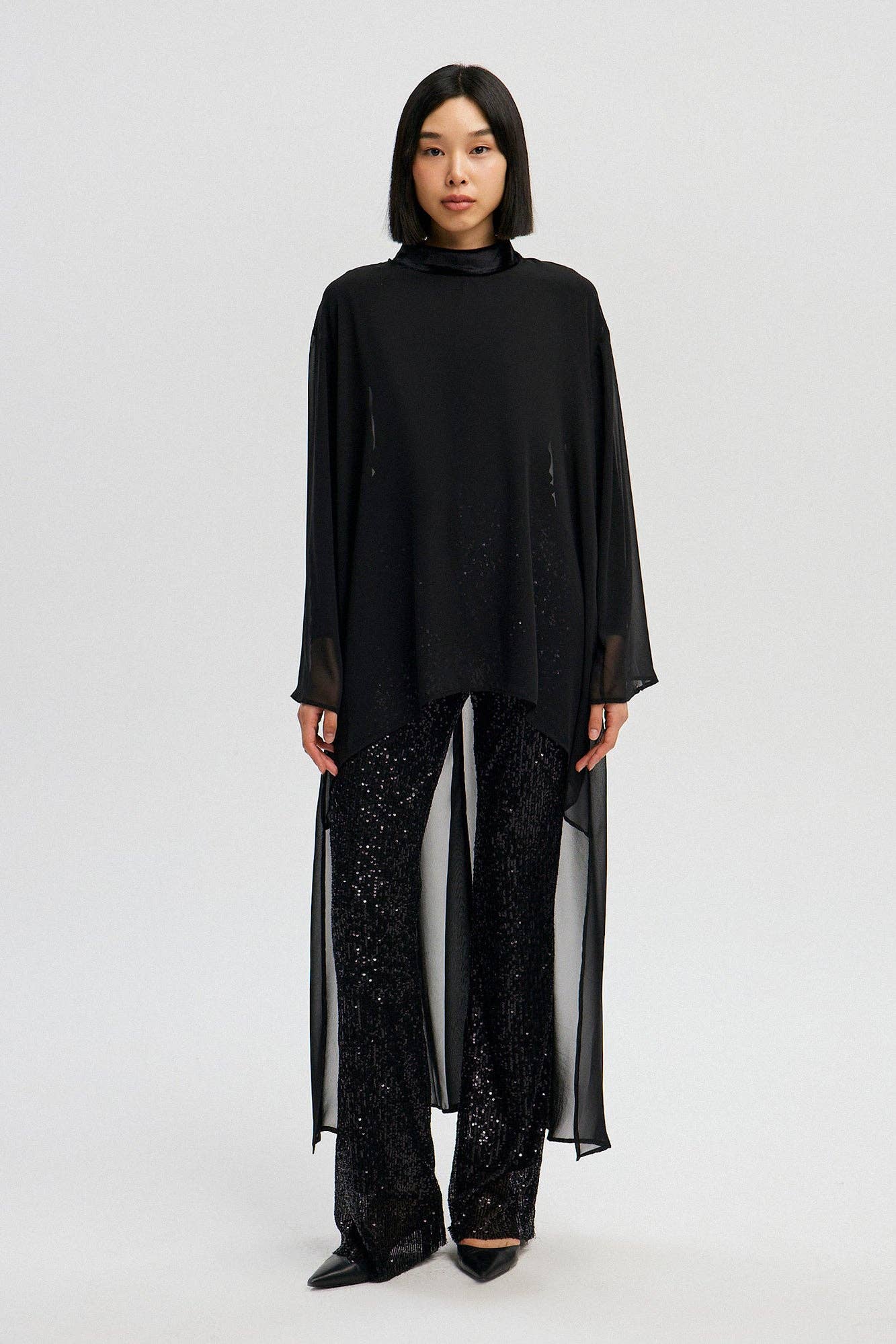Tunica nera in chiffon con collo in velluto