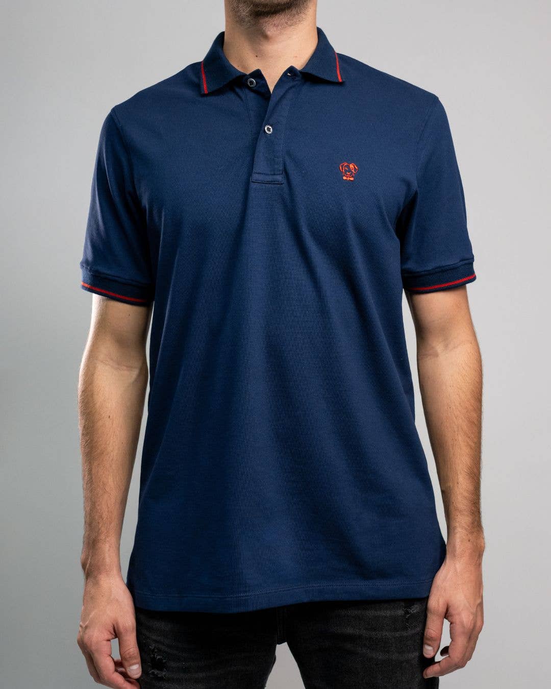 Polo antimacchia blu con dettagli rossi