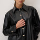 Camicia in ecopelle con polsini larghi