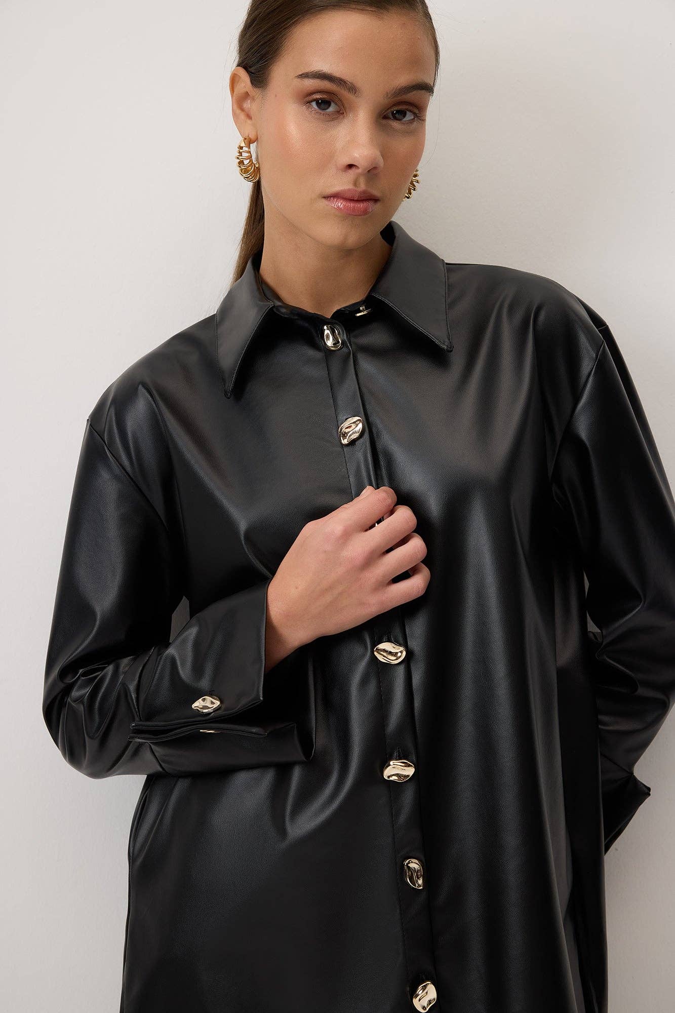 Camicia in ecopelle con polsini larghi