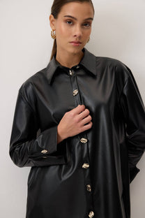 Camicia in ecopelle con polsini larghi