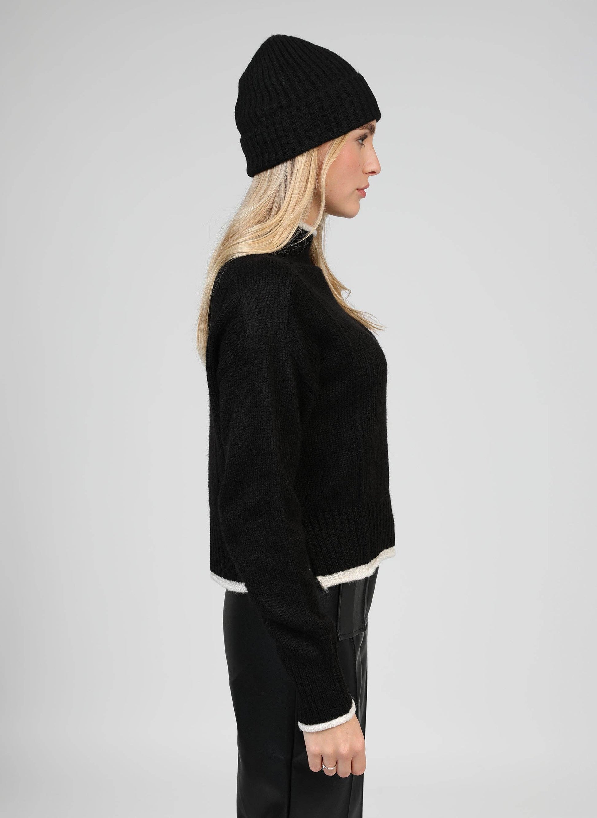 Maglione Nero Lazario a Collo Alto