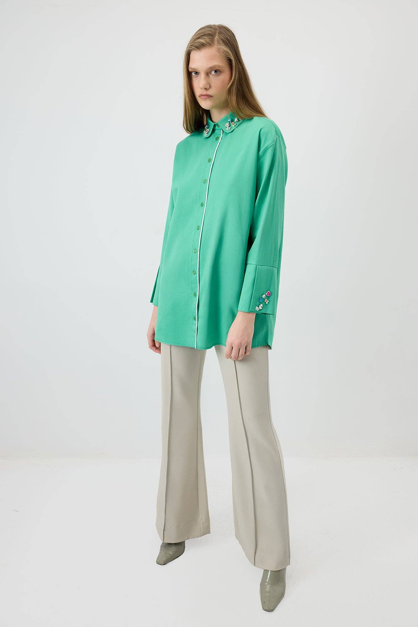 Camicia verde con dettagli gioiello