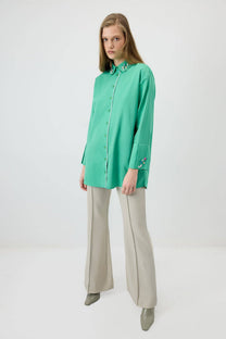 Camicia verde con dettagli gioiello