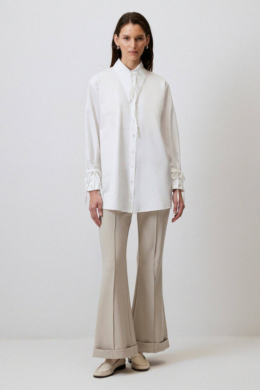Camicia bianca con dettaglio cravatta