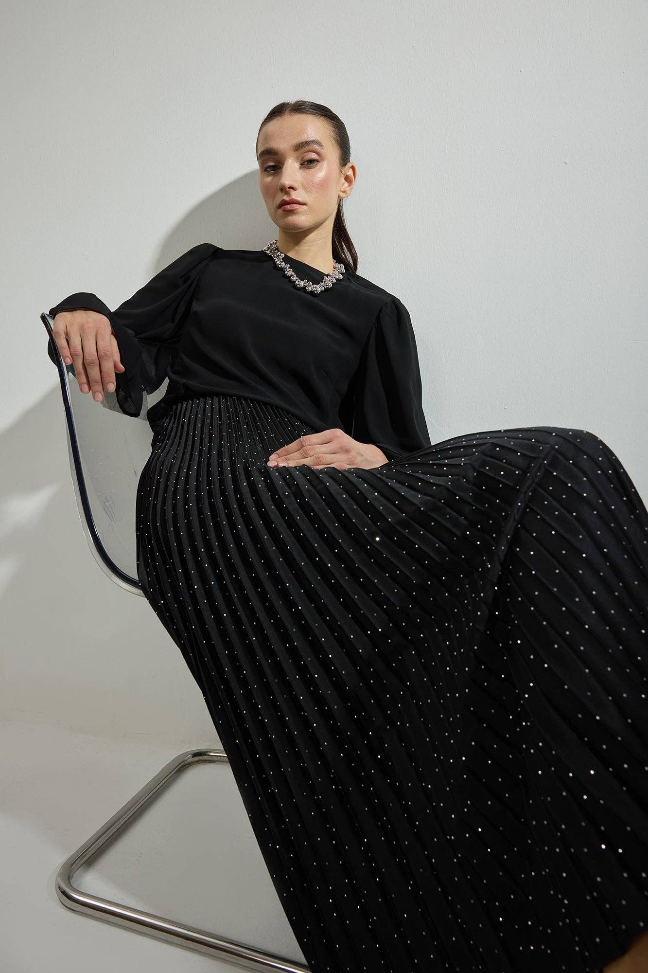 Gonna midi plissé in raso con strass