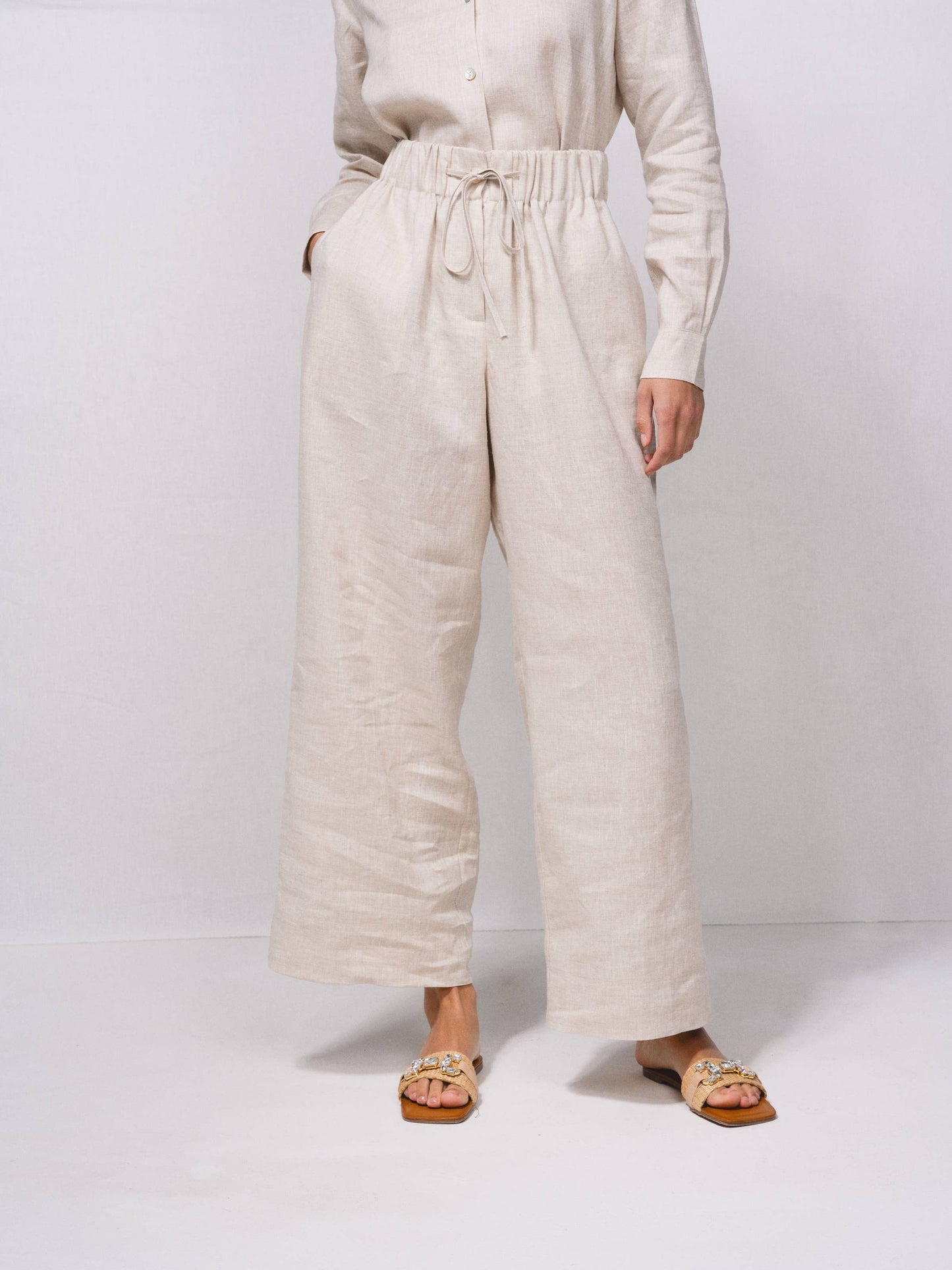 Pantaloni larghi in lino con vita elasticizzata e coulisse