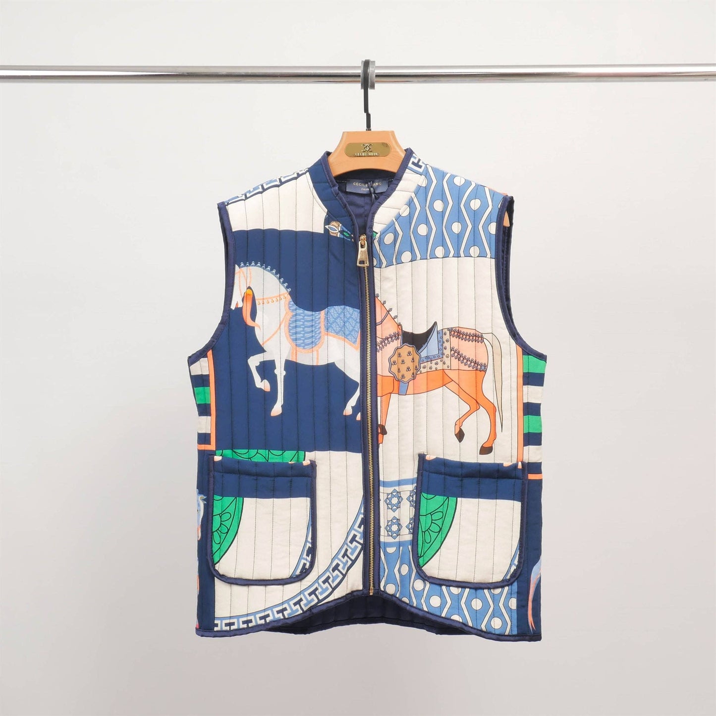 Gilet trapuntato smanicato con stampa cavalli