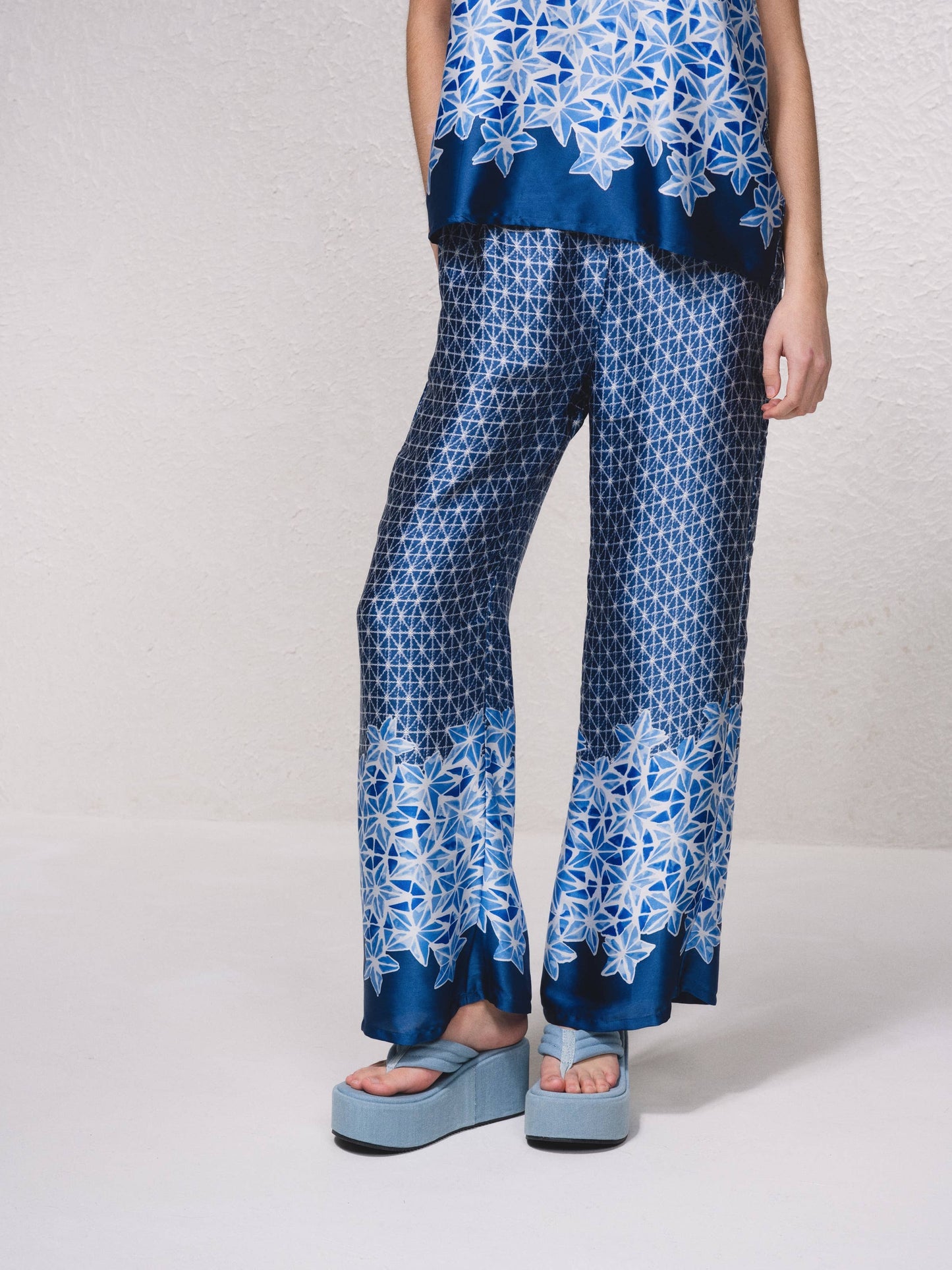 Pantaloni ampi in raso stampato blu