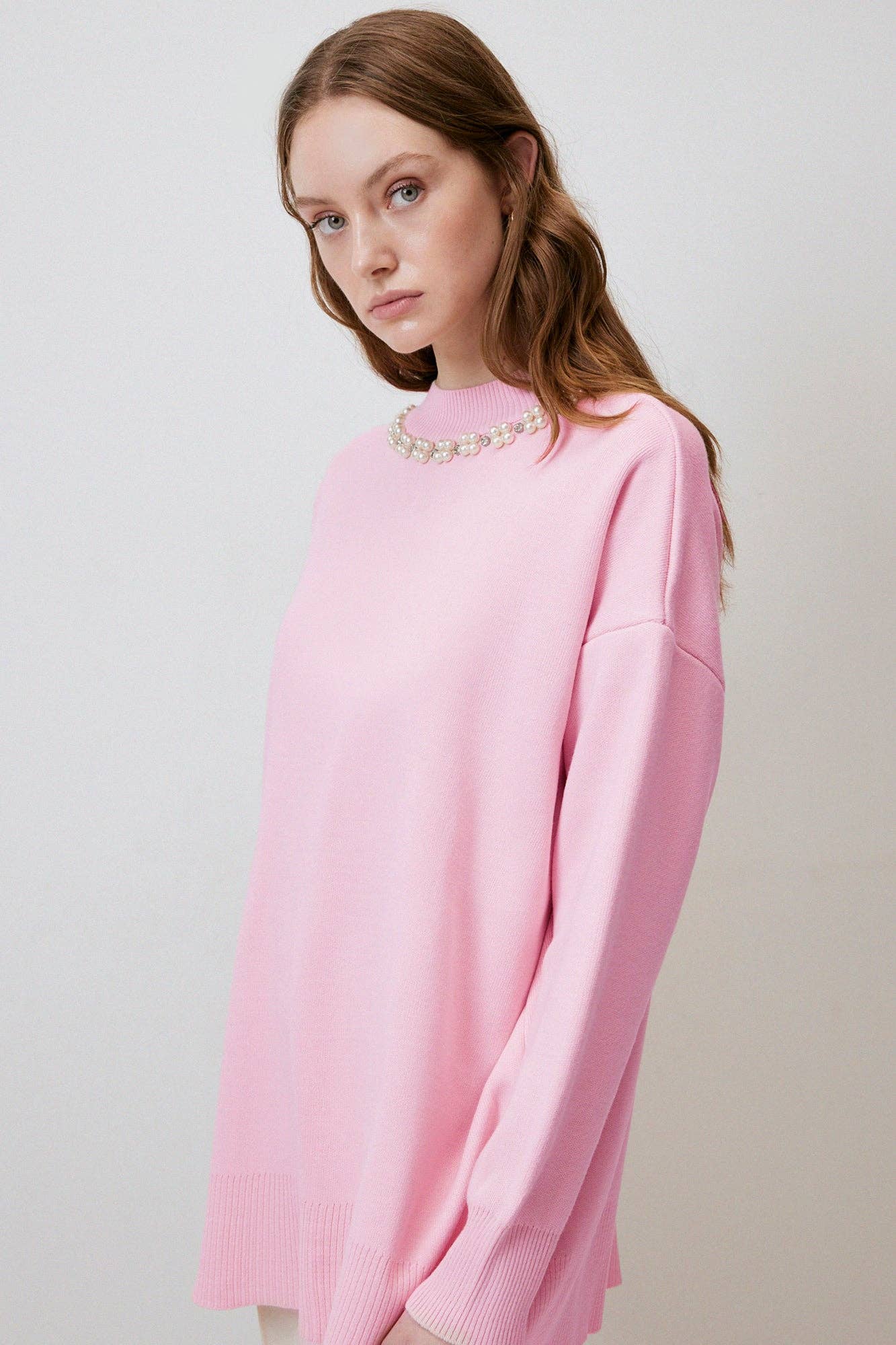Maglione rosa con collo decorato in perle