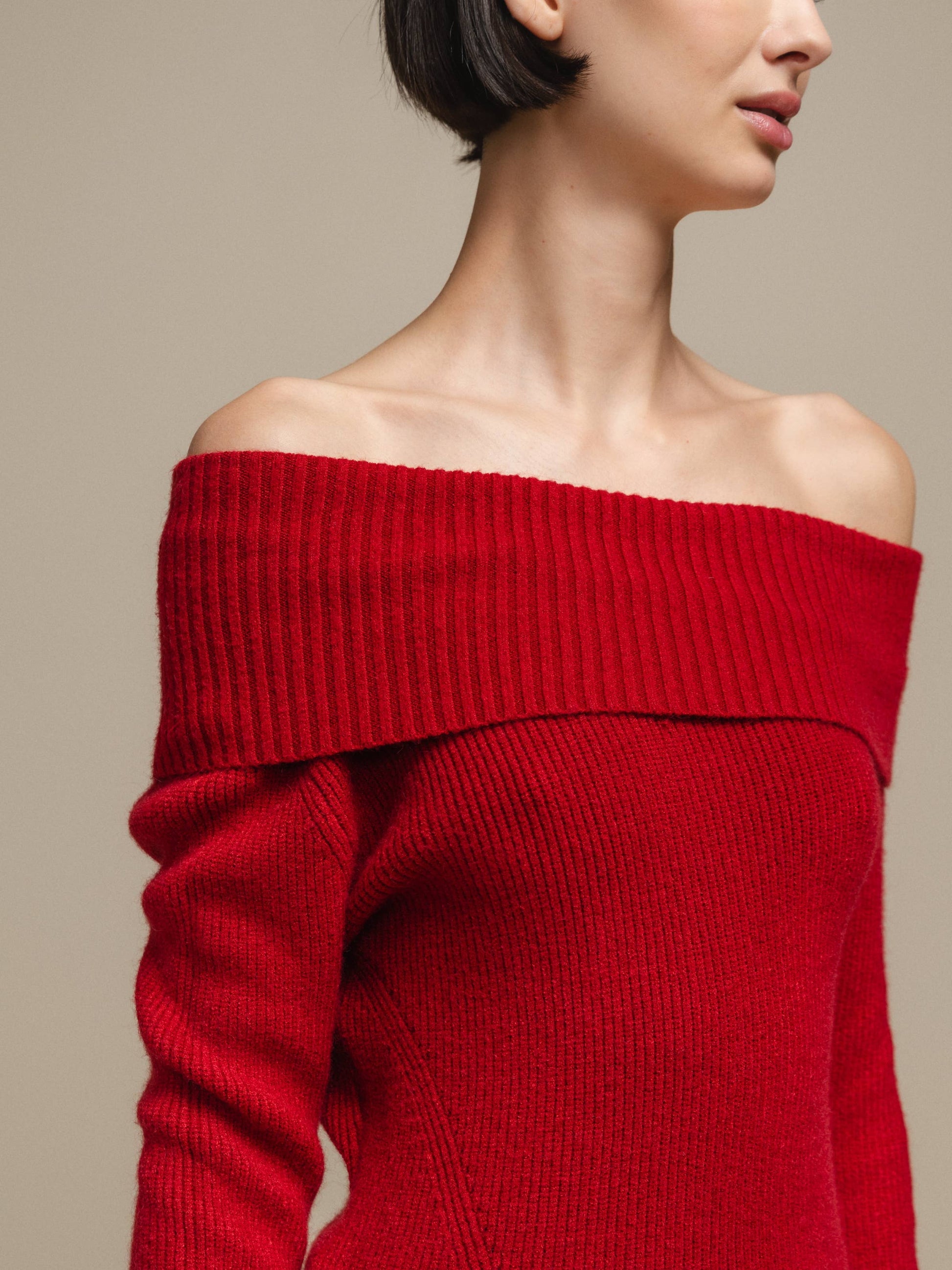 Maglione in maglia off-shoulder a coste
