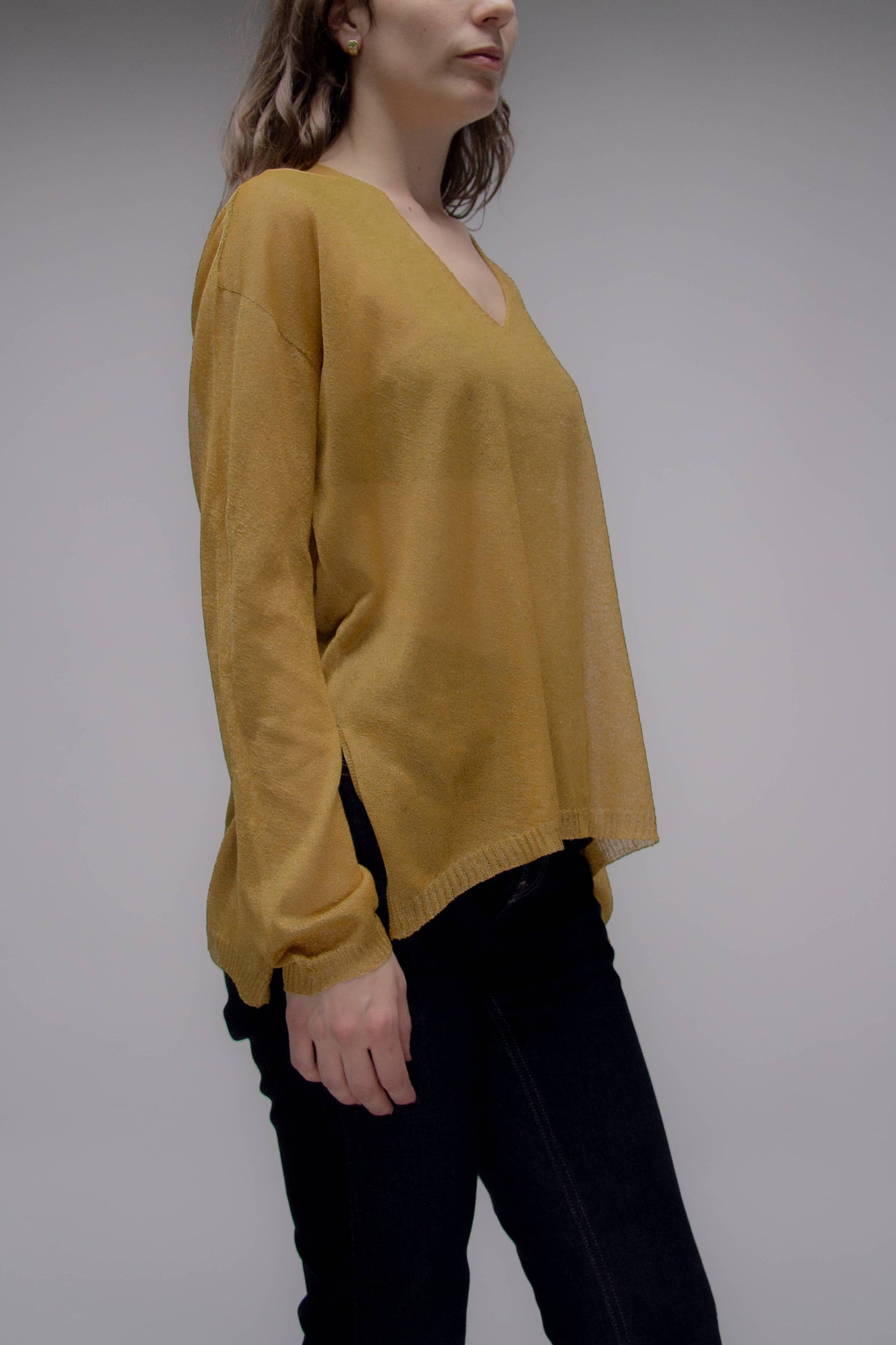 Maglione corto in maglia 3D con scollo a V asimmetrico e spacchi laterali