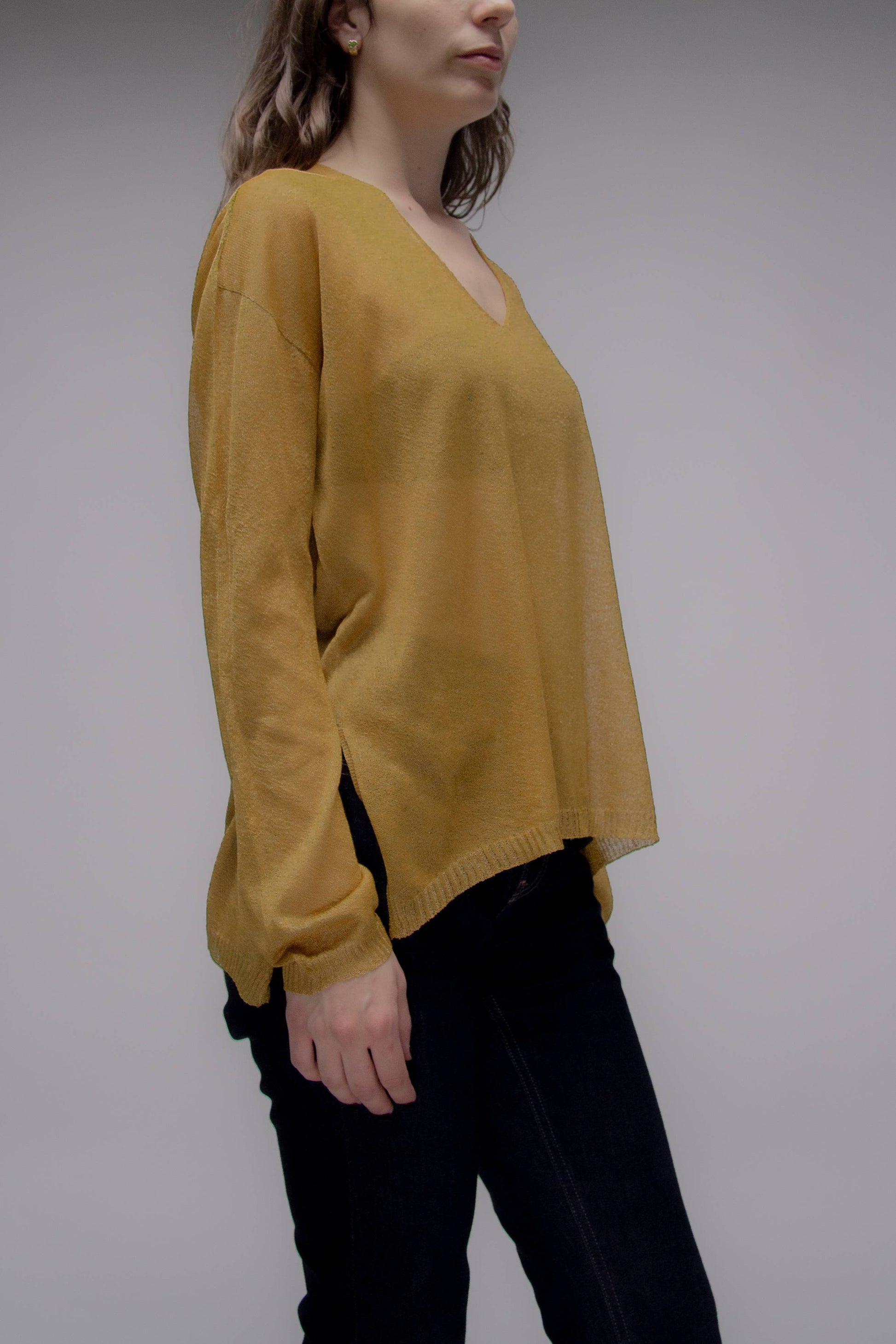 Maglione corto in maglia 3D con scollo a V asimmetrico e spacchi laterali