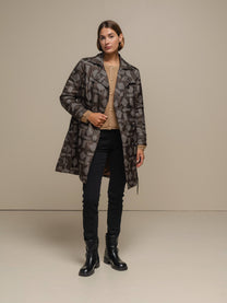Cappotto trench fantasia geometrica con cintura