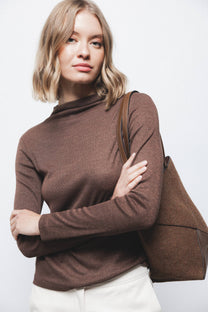 Maglione in maglia con dettagli metallici e collo alto
