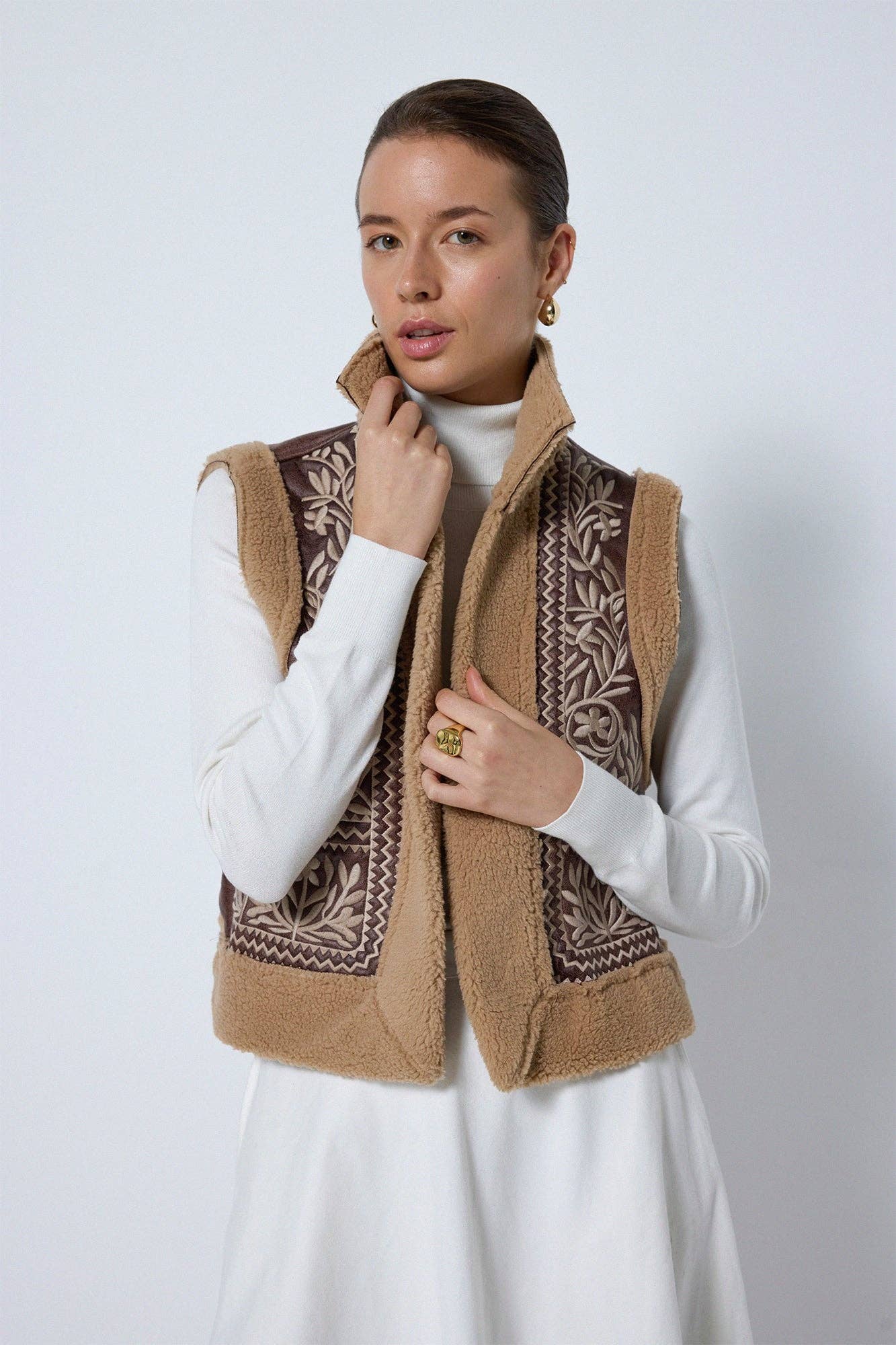 Gilet western ricamato con dettagli effetto pelle