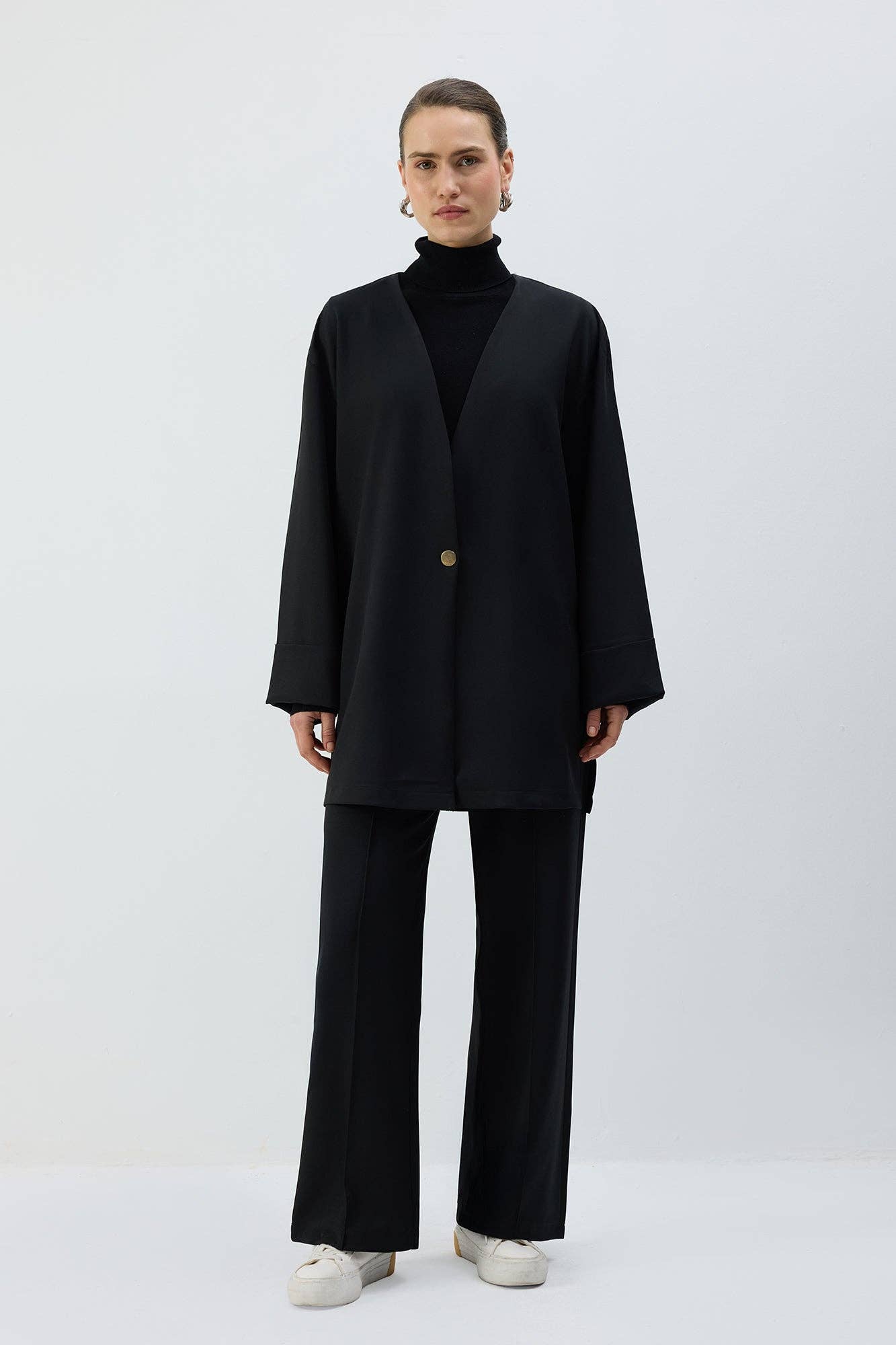 Giacca nera oversize con scollo a V e bottone